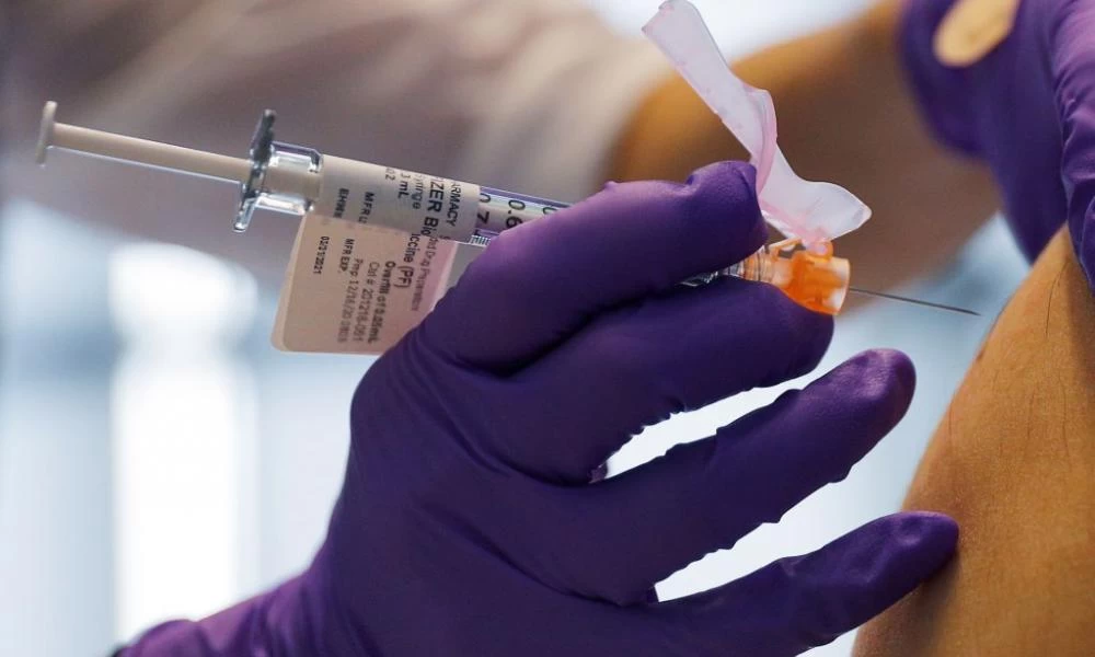 Γιατρός απολύθηκε γιατί χορήγησε 10 δόσεις εμβολίου αντί να τις… πετάξει